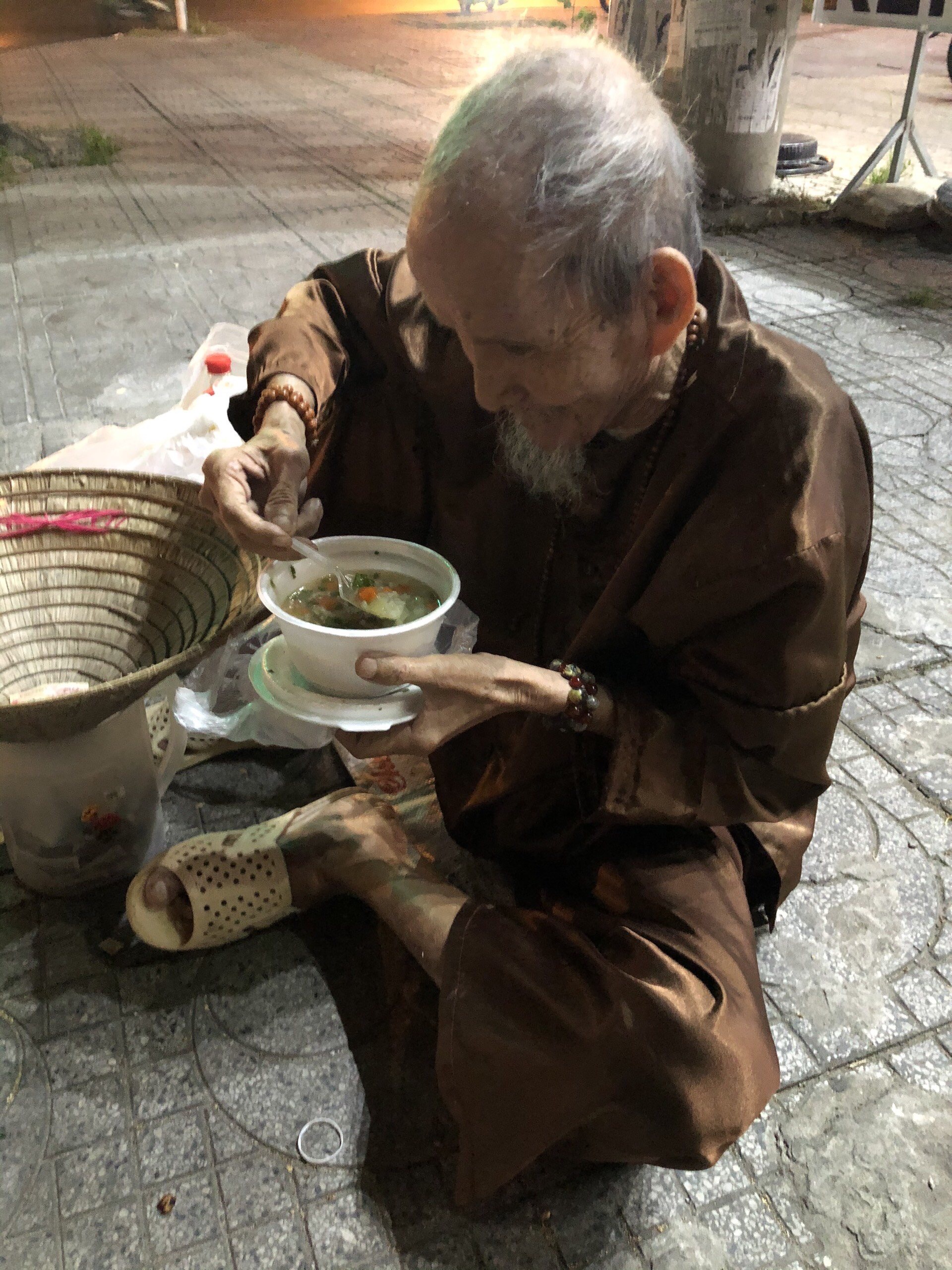 Người trẻ với người vô gia cư